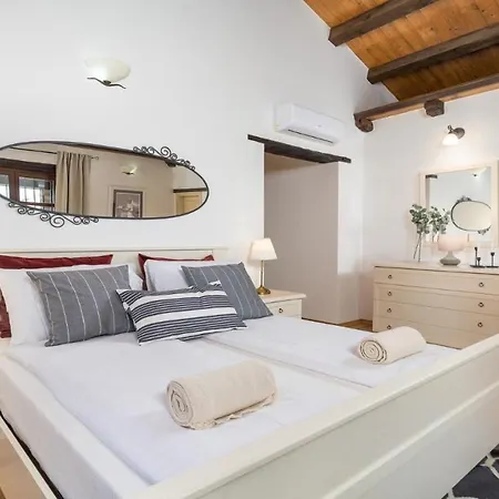 Rozi Villa *