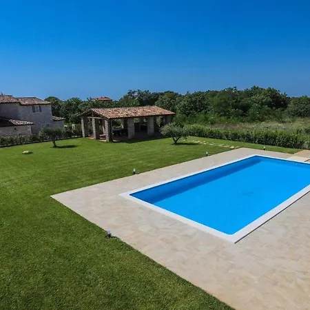 Rozi Villa Zuzici